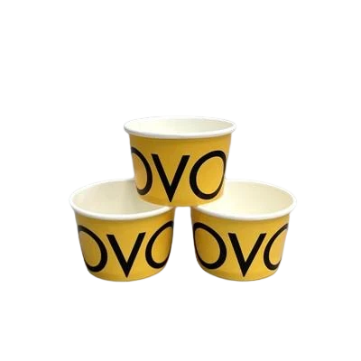 Tazas de helado de helado con tapas de papel